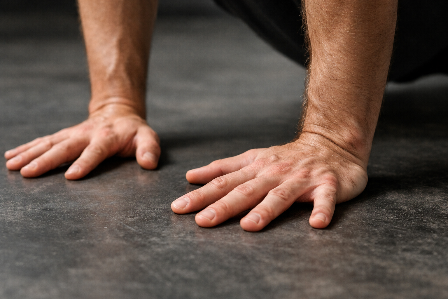 Detailaufnahme der korrekten Handposition bei Liegestützen auf dem Boden